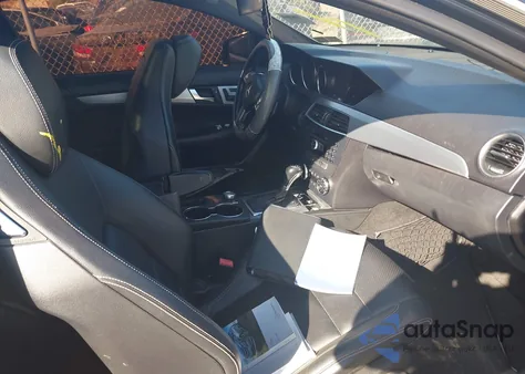 2012 Mercedes-Benz C 250 z USA, uszkodzony, nr VIN WDDGJ4HB6CF754679